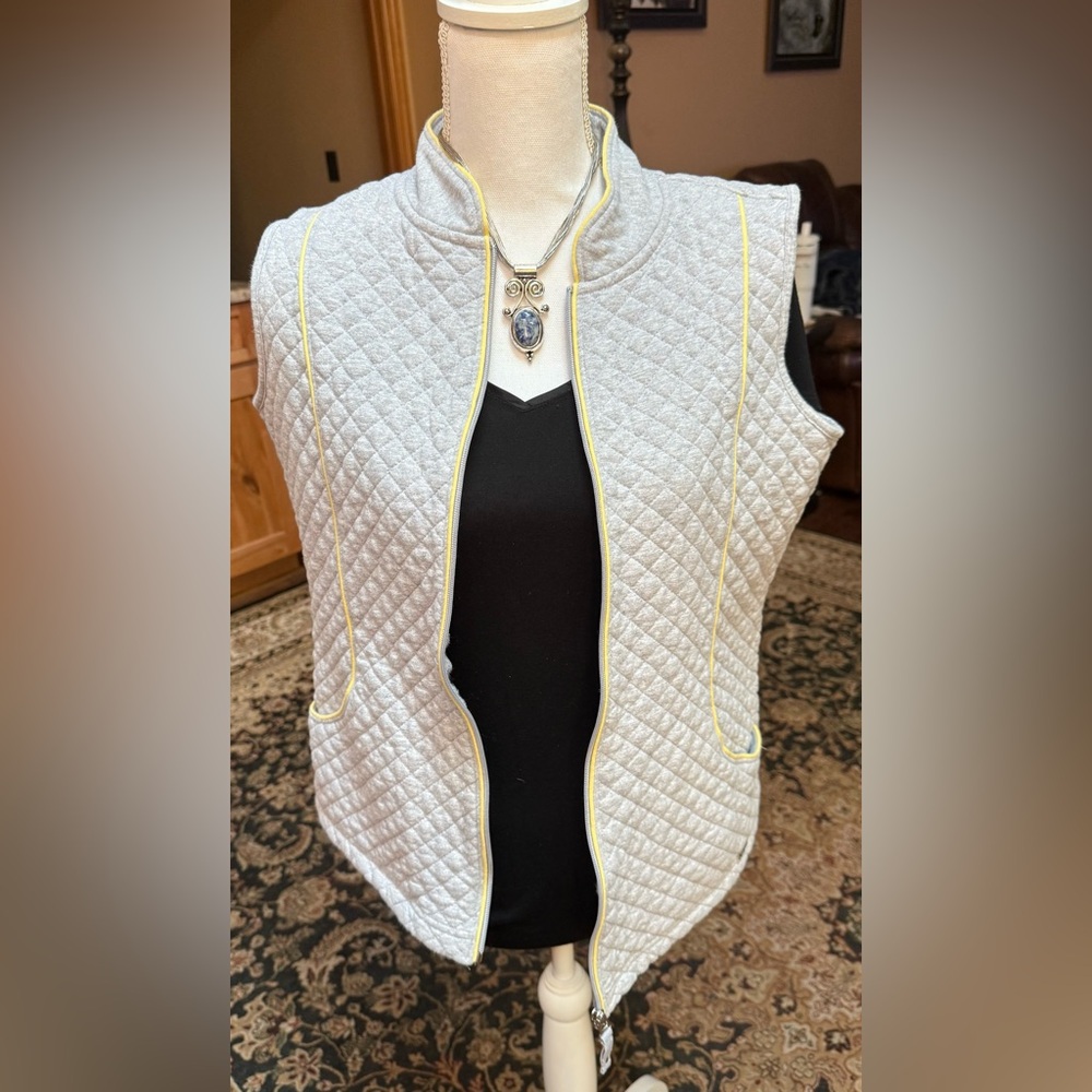 NYL New York Laundry Gray Quilted Vest with Yellow Accents. Large